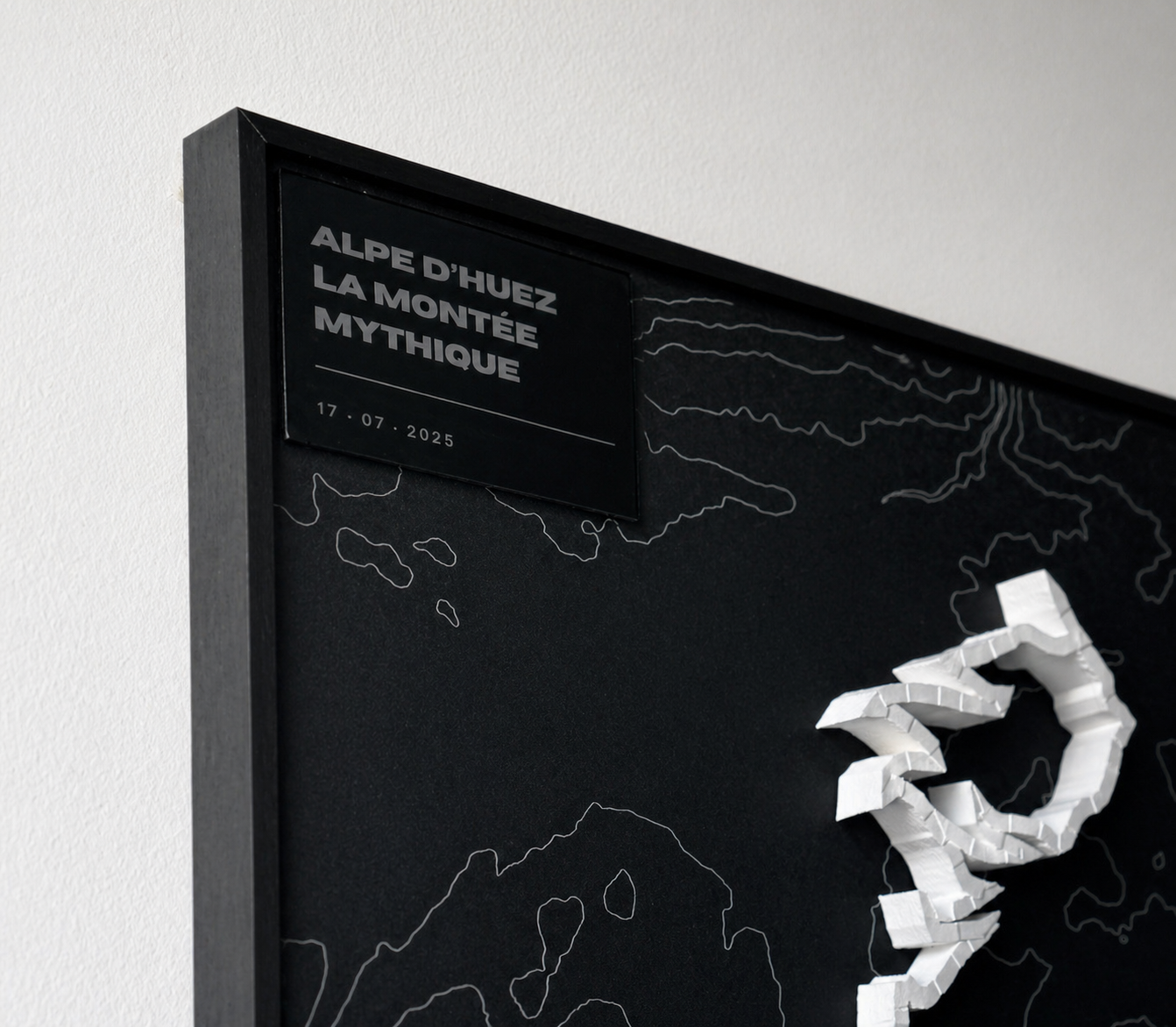 Affiche TRACEA Marathon de Paris en situation dans un bureau design avec bibliothèque