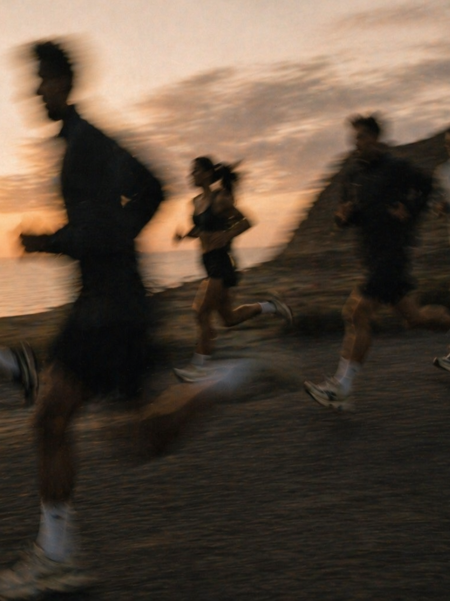 Coureurs sur le terrain au coucher de soleil — émotion brute, souffle, effort