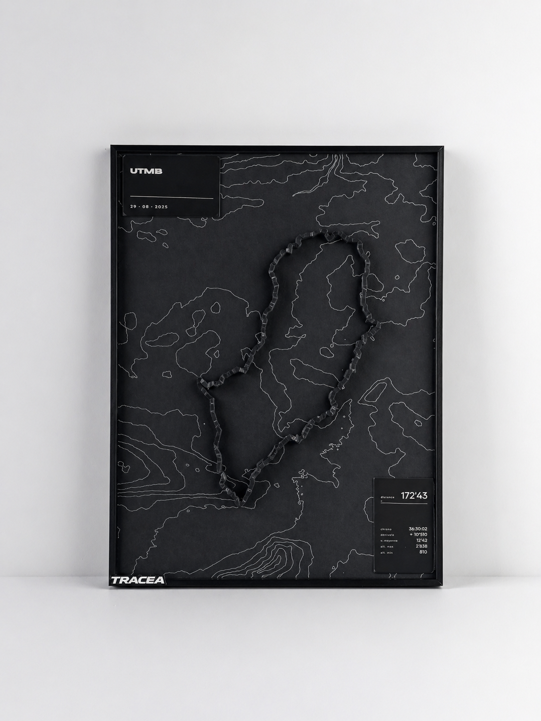 Affiche Tracea Montée du Puy de Dôme accrochée dans un intérieur design avec vélo